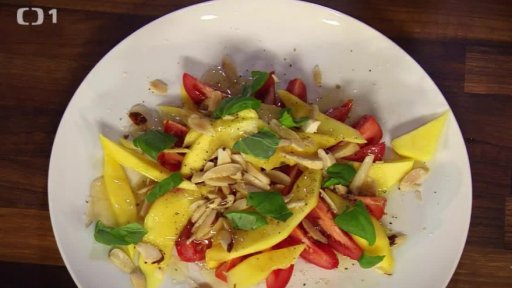 Tomatový salát s mangem a praženými para ořechy - dokončení