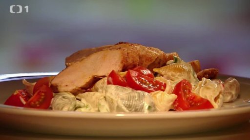 Těstovinový salát s grilovaným kuřecím prsíčkem