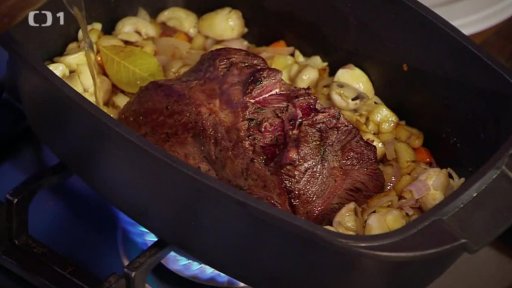 Pomalu pečená plec na majoránce