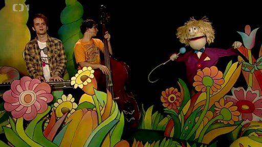 Hary Šoumen s doprovodnou kapelou uvádí píseň „Dneska neděle byla“.