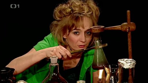 Klárka s Fámulou vaří čarodějný lektvar.