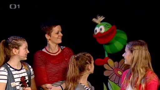 Muf vítá holčičí kapelu z Kozojídek. Ty mu zahrají písničku Veš a pleš.