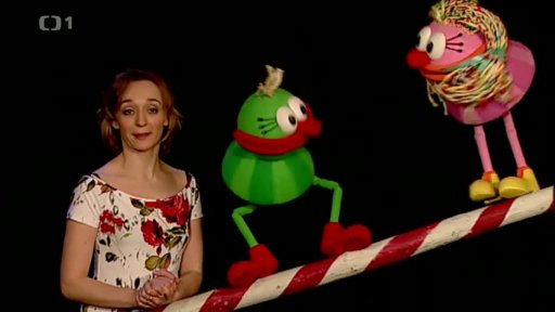 Muf s Fámulou se dohadují, kdo by měl mít první slovo ve Studiu Kamarád. Klárka neví, co se to s nimi děje.