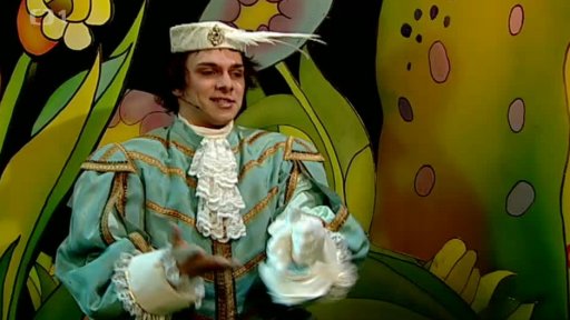 Fámule se zdál sen o tom, že je princezna a dvoří se jí princové Filip a Tomáš.