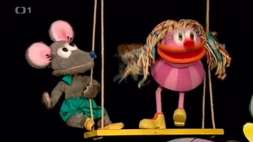 Fámula se rozmlouvá, aby se jí podařilo co nejlépe přivítat děti.