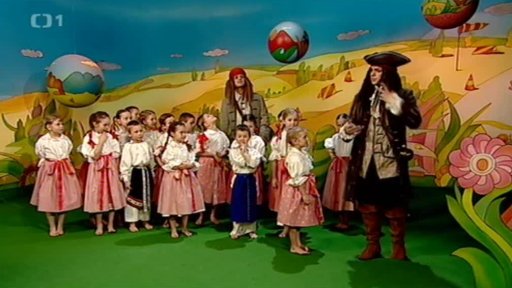 Piráti hledají poklad a najdou poklad jeden vedle druhého: děti z folklorního souboru Rosénka.