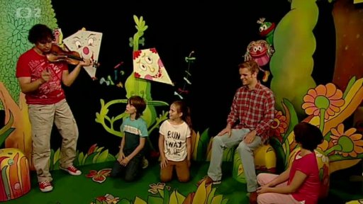 Kluci Mufikanti zpívají písničku „Drak od bílé skály“…