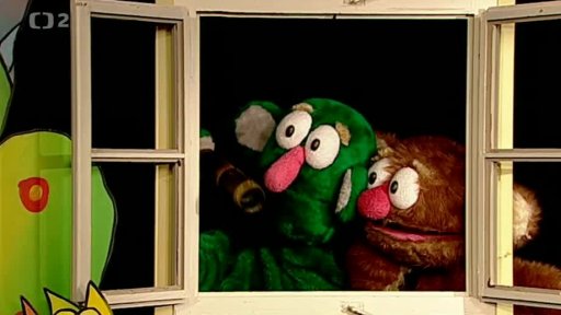 Jů a Hele zjistí, že Muf vzal všechen sníh z palouku, Paní Zimě je zima.