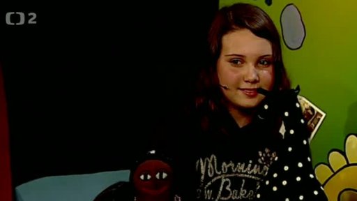 Jůheláci a Muf vítají dětské vítěze výtvarné soutěže k festivalu Jeden svět také jeho ředitelku Kateřinu Suchou.