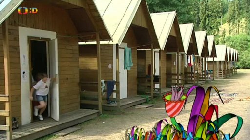 I když prázdniny končí, Mufovi se nechce z tábora. Jenže bez něj a dětí by nemohl začít DEN DÉ na Déčku. Ještě, že se za Mufem vydal i Déčkový detektiv Fíďa.