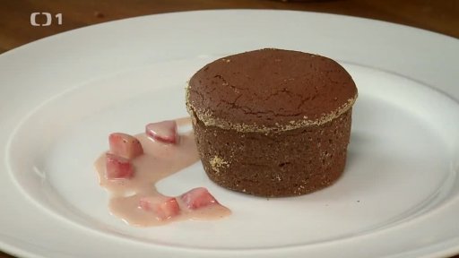 Čokoládový dortík s jahodovou omáčkou