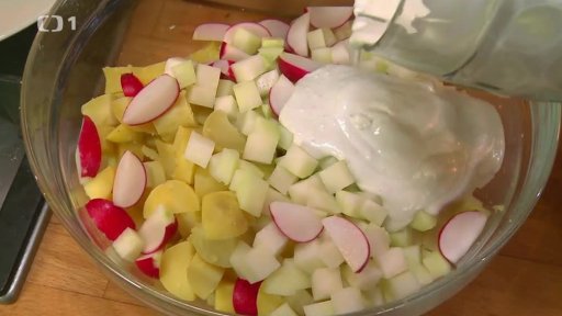 Pečené vepřové koleno na pivu s bramborovým salátem