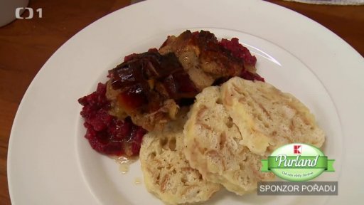 Vepřový bok na pivu s pyré z červené řepy a houskovým knedlíkem