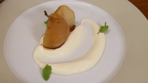 Hrušky v černém pivu s pěnou z čerstvého kozího sýra