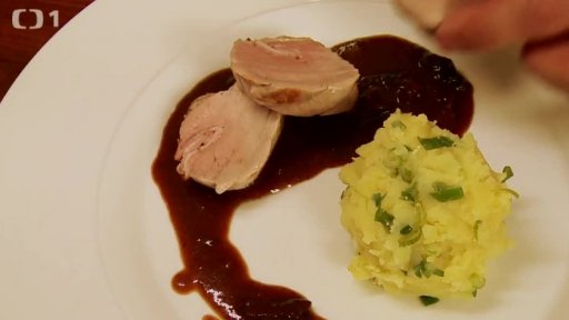 Anglickou slaninou plněná vepřová panenka se švestkovou omáčkou