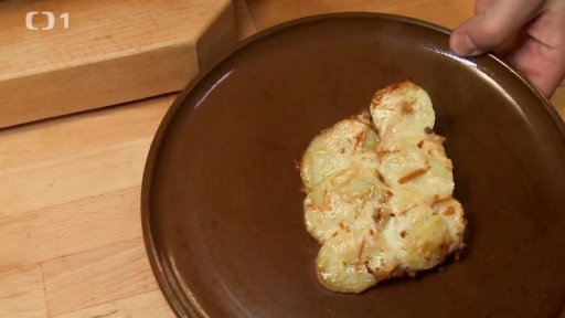 Zapečené brambory s jelením ragú a uzeným sýrem