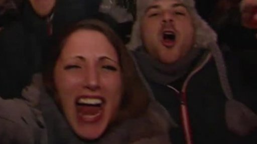 Tisíce lidí, alkohol a pyrotechnika