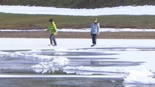 Lipno nebezpečné pro bruslaře