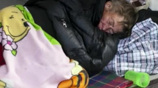 Žena mezi bezdomovci