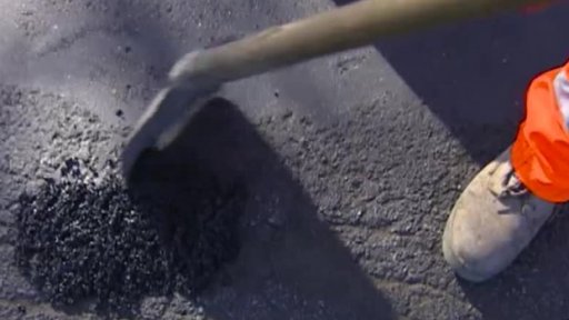 Silničáři nemají čím opravovat silnice