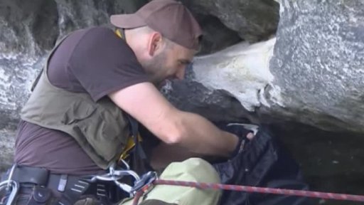 Zachránit mláďata vzácného sokola – mimořádná akce horolezců v NP České Švýcarsko