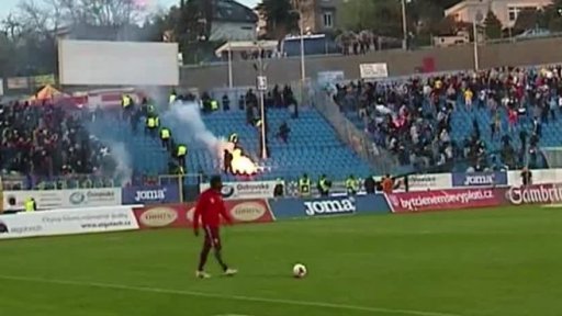 Přípravy na fotbalový zápas Na Bazalech