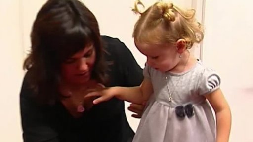 Implantát, díky kterému dítě slyší