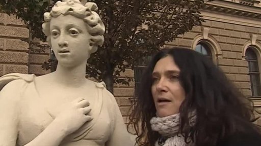 Návrat soch na budovu soudu