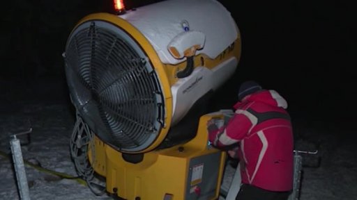 Na horách začali zasněžovat sjezdovky