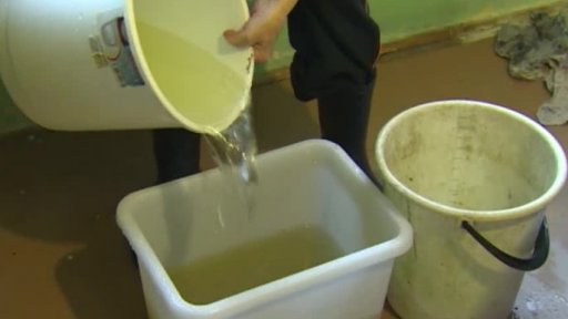 Návrat rodin do vytopeného domu