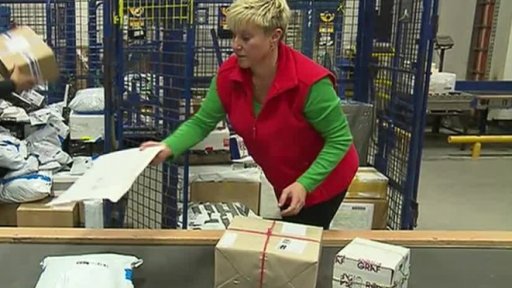 Předvánoční nápor na zásilkové služby a obchody