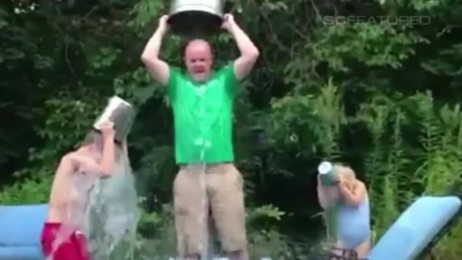 Celebrity pod ledovou sprchou