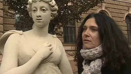 Návrat soch na budovu soudu