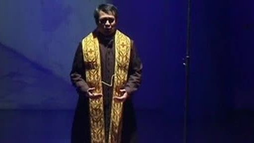 Současná hlava katolické církve hvězdou na jevišti