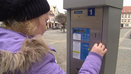 V centru České Lípy výběrčí městské firmy na parkovišti nahradily městské automaty