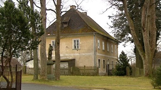 Fara u kostela v obci Tři Sekery na Chebsku patří znovu církvi