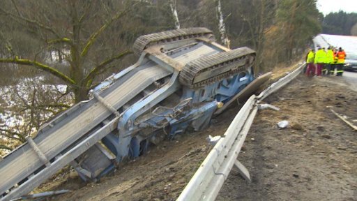 Osmatřiceti tunová fréza skončila po nehodě v příkopu