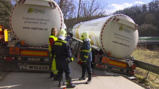 Cisterna s benzínem hrozila na Třebíčsku převrácením do řeky