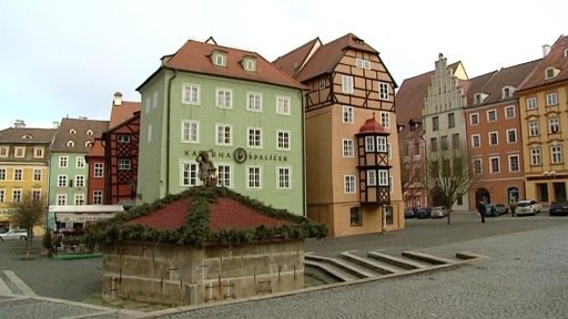 Obchodníci opouštějí náměstí v Chebu