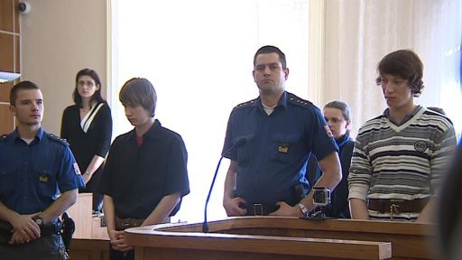 Za vraždu 15leté dívky z Jihlavy dostali mladíci 25 a 22 let vězení