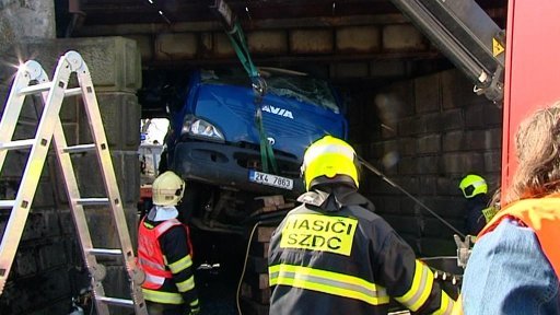 Nákladní auto s bagrem se nevešlo pod most