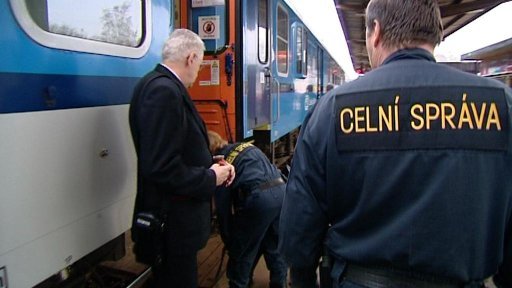 Celní správa kontroluje vlaky