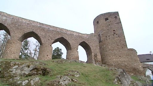 Unikátní most mezi věžemi hradu Velhartice na Klatovsku vyžaduje neodkladnou opravu