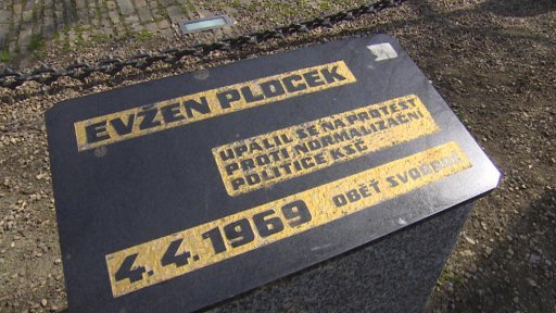 Představitelé Jihlavy dnes položili květiny k pamětní desce Evžena Plocka