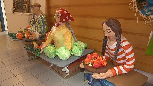 Porota hodnotí dětské práce zaslané do mezinárodní výtvarné soutěže v Lidicích