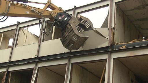 V Berouně začalo bourání budov z nebezpečného azbestu