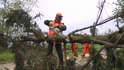 Silný vítr na východě Čech způsobil problémy v dopravě i domácnostem
