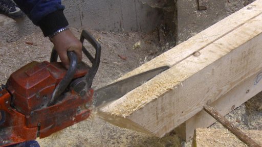 Řemeslníci se učí, jak správně opravovat památky