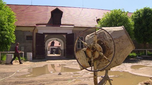 Na rekonstrukci kladrubského hřebčína až do teď nedohlíželi veterináři