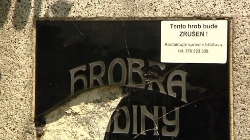 Opuštěné a neudržované hroby zabírají stále více místa na městských a obecních hřbitovech